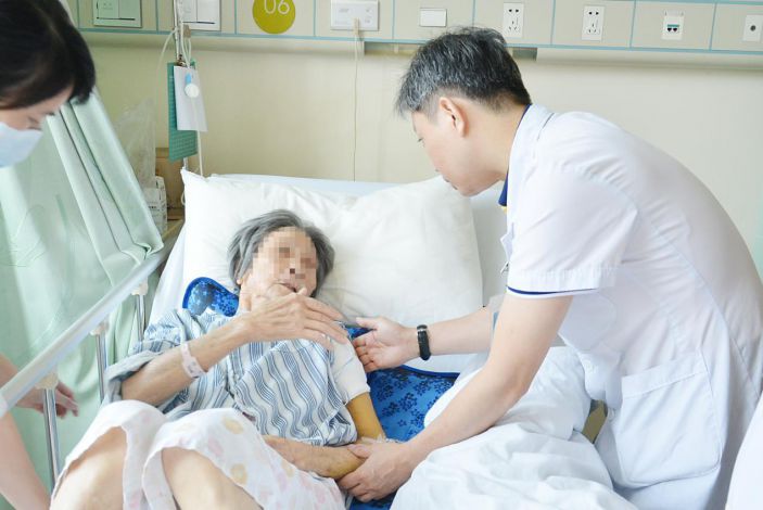 84岁老太因跌倒，在康美医院5年做3次骨科手术 ——专家提示，家有老人须有防跌倒措施